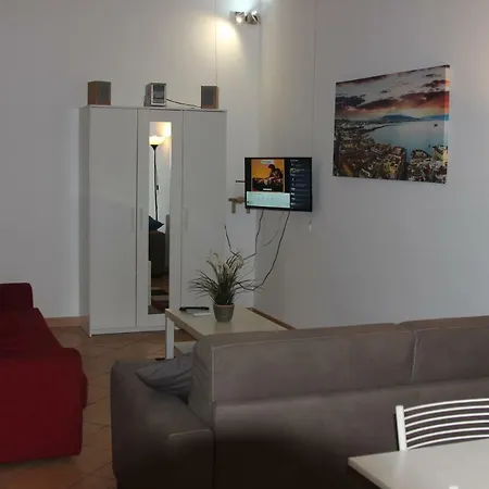 Ai Tribunali نابولي